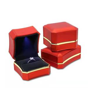 Caja de joyería lacada roja de lujo, estuche lacado para boda, caja para anillos y colgantes con luz LED - Product Image 1
