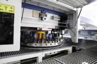 Punzonadora CNC de Torreta de 300kN con Servoaccionamiento para Fabricación de Metales en Elevadores y HVAC