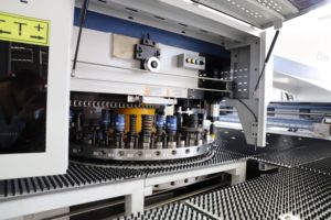 Punzonadora CNC de Torreta de 300kN con Servoaccionamiento para Fabricación de Metales en Elevadores y HVAC - Product Image 3