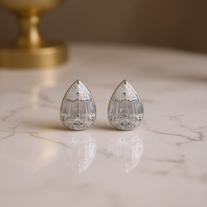 Orecchini a lobo da donna in oro bianco con zirconi taglio a pera, gioielli classici in cristallo a forma di goccia d'acqua con montatura a griffe - Product Image 2