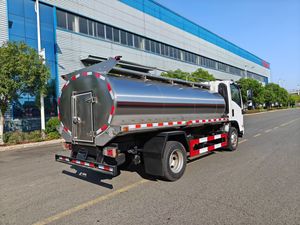 Nouveau prix usine Isuzu 5T 4x2 Camion-citerne à lait en acier inoxydable 304 de 5 m³ pour le <span class=keywords><strong>transport</strong></span> de produits laitiers et d'<span class=keywords><strong>eau</strong></span> potable - Product Image 2