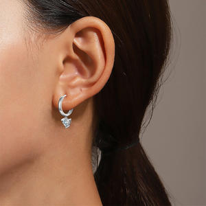 Pendientes de Aro con Piedras de Silicona de 5*5mm de All Fashion Boutique, Forma de Corazón Plateado con Patrón de Llave, con Moissanita como Piedra Principal - Product Image 5