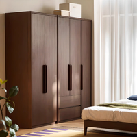 Armoire à portes battantes en bois de noyer foncé avec poignée longue en métal et tiroirs pour le rangement de la chambre
