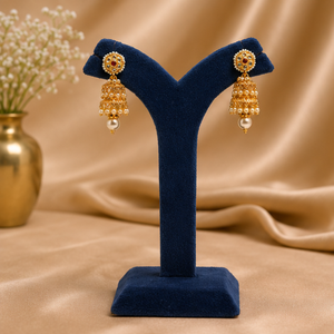 Pendientes jhumka tradicionales de oro de 22k con diseño de perlas y piedras rojas, joyería étnica india para mujeres, para uso festivo. - Product Image 1