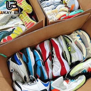 Chaussures de basket-ball pour hommes de marques internationales d'occasion en gros S4, styles multiples, bonne qualité, résistantes à l'usure et confortables - Product Image 1