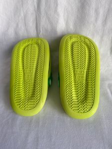 Pantuflas Verdes de PVC con Diseño Transpirable para Uso Casual de Verano - Product Image 6