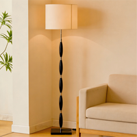 Lampadaire LED contemporain à segmentations, en métal noir brillant, avec abat-jour en tissu, intensité variable, couleur personnalisable