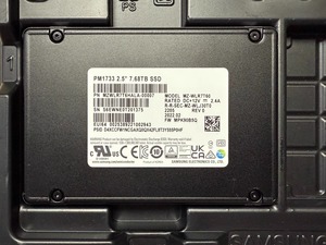 Unidad de estado sólido HORNG SHING usada en el disco duro SSD PM1733 U.2 EV2 7,68 T SATA 6Gbps - Product Image 3