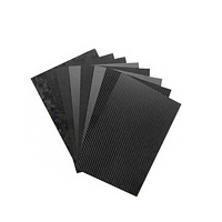 Le fabricant propose des plaques en fibre de carbone de 1 mm, finitions brillantes/mates, découpées sur mesure avec technologie CNC, imperméables