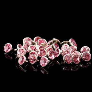 Piedras de imitación rosas con borde plateado, redondas, de 16 facetas, para coser, con reverso plano, para bolsos, zapatos, ropa, joyería y accesorios. - Product Image 1