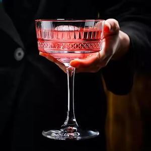 Copas de <span class=keywords><strong>vino</strong></span> transparentes en relieve de copa de cristal europeo Vintage para cócteles Martini de agua - Product Image 6