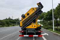 Camion grue Sinotruk 8x4 de 28 tonnes avec grue articulée montée à l'arrière, grue à flèche de 20,8 m à 8 sections, avec treuil et télécommande