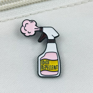Broche de dibujos animados creativo con forma personalizada de botella de spray repelente de idiotas, para limpieza de aceite por goteo, decoración de bolsos, en stock - Product Image 3
