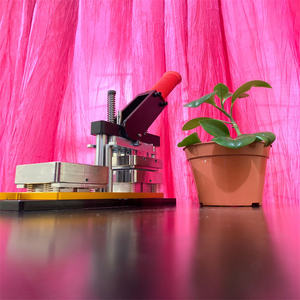 Macchina per la Produzione di Magneti per Frigorifero 50x50 in Plastica Manuale 2025, Nuova Macchina per Magneti Quadrati in Metallo - Product Image 6