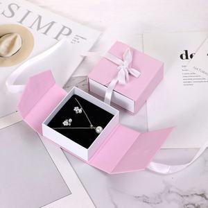 Emballage rigide magnétique haute brillance avec logo en relief pour diffuseur d'air de voiture de luxe et kits de clips de ventilation - Product Image 4