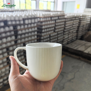 Taza de café clásica de cerámica blanca con rayas verticales en relieve, logotipo personalizado al por mayor para supermercado, hotel, cafetería, tienda, restaurante - Product Image 1