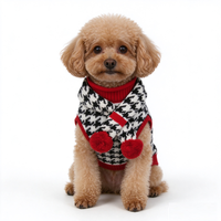 Sweater dan Syal Anjing 2 Buah Set Hitam Putih Motif Houndstooth Rajutan Pakaian Hangat Musim Dingin untuk Hewan Peliharaan Pom Pom Merah Hadiah untuk Anjing