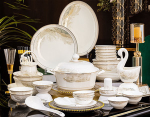 Service <span class=keywords><strong>de</strong></span> table en céramique <span class=keywords><strong>de</strong></span> Noël <span class=keywords><strong>de</strong></span> style européen <span class=keywords><strong>de</strong></span> luxe, 62 pièces, pour une famille <span class=keywords><strong>de</strong></span> dix <span class=keywords><strong>personnes</strong></span> - Service <span class=keywords><strong>de</strong></span> table en porcelaine osseuse - Product Image 1