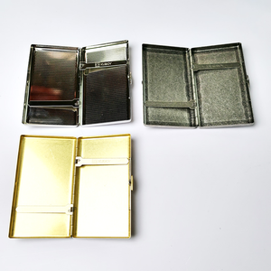 Elegante Astuccio per Sigarette Lunghe da Donna, Confezione da 20, Raffinato Portasigarette in Metallo Argento Anticato con Finitura Zigrinata - Product Image 2