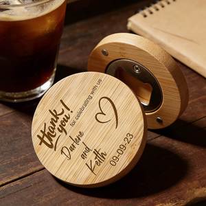 Abridor de Botellas Magnético de Bambú para Refrigerador, Recuerdos para Invitados, Abridor Personalizado para Bodas con Nombre Grabado - Product Image 1