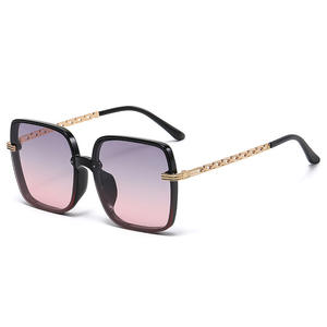 Gafas de Sol Qianai de Moda para Mujer, Montura Cuadrada Grande, Lentes de PC con Protección UV400, Estilo para Viajes y Conducción - Product Image 3