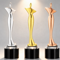 Trophée de récompense pour employé de l'année en or, argent et cuivre, avec base en cristal noir personnalisée, en forme de statue de déesse dorée