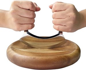 <span class=keywords><strong>Tabla</strong></span> <span class=keywords><strong>de</strong></span> <span class=keywords><strong>cortar</strong></span> <span class=keywords><strong>de</strong></span> madera <span class=keywords><strong>de</strong></span> acacia personalizada y <span class=keywords><strong>cuchillo</strong></span> mezzaluna, <span class=keywords><strong>tabla</strong></span> <span class=keywords><strong>de</strong></span> picar <span class=keywords><strong>de</strong></span> madera <span class=keywords><strong>con</strong></span> 2 cuchillas curvas para <span class=keywords><strong>cortar</strong></span> hierbas, <span class=keywords><strong>tabla</strong></span> <span class=keywords><strong>de</strong></span> <span class=keywords><strong>cortar</strong></span> redonda - Product Image 3