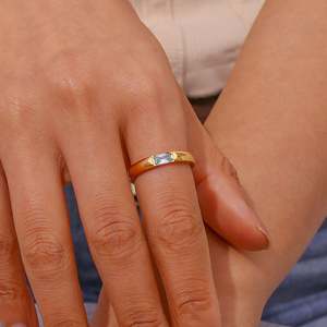 Bague rectangulaire en zircon, pierre de naissance, en acier inoxydable plaqué or 18 carats, étanche, simple et élégante, pour femmes - Product Image 2
