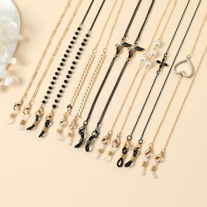 Chaîne de lunettes en métal à la mode pour femmes, chaîne en alliage, design en forme de cœur et de papillon, style collier pour usage quotidien - Product Image 1