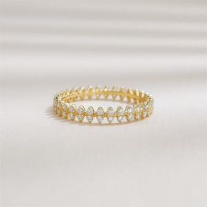 Anello da donna impilabile sottile a cerchio completo, stile lusso discreto, con pavé di diamanti da laboratorio gialli 18K, certificato IGI, per matrimonio - Product Image 1