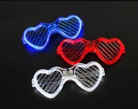 Lunettes LED Lumineuses Sans Fil en Plastique en Forme de Cœur et Carrées pour KTV, Bar, Fête, Disco – Tendance, Utilisation Intérieure – Vente en Gros Fabricant, Charité