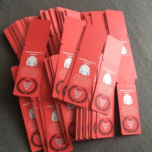 Buena calidad con capucha etiqueta colgante de papel doblado colgar swing etiquetas diseños con el logotipo de la empresa de impresión - Product Image 3