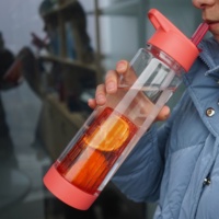Bouteille de sport 750 ml/25 oz en Tritan cristallin sans BPA, avec couvercle à clapet et paille, anti-fuite, résistante à l'eau bouillante, compatible lave-vaisselle, avec infuseur à thé et fruits