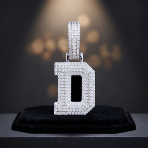 Colgante de Lujo con Letra D y Piedras de Moissanita, Chapado en Oro Blanco y Rodio, Engaste Micro Pavé y de Garra, Charm Unisex para Fiesta - Product Image 1