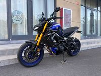 MT-09 Hyper Naked Streetbike-900cc-Kelas Tiga Silinder Sporty Santai & Bertenaga Agresif