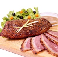 Canard au poivre noir fumé prêt à manger collation saine et délicieuse riche en protéines et en nutriments