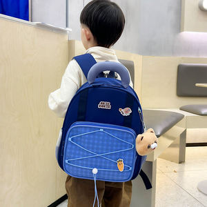 Sac à dos bleu mignon de dessin animé avec poignée souple et porte-clés en peluche pour enfants, utilisation quotidienne, matériau néoprène imperméable - Product Image 3