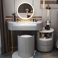 Coiffeuse moderne de luxe en bois avec armoire latérale ronde et bordure en cuir, miroir LED 360° et pieds en fer plaqué or pour chambre à coucher
