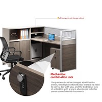 Bureau de travail commercial moderne et minimaliste en PVC avec porte-cartes pour 2/4/6 personnes, écran de protection, chaise de bureau et combinaison bureau-ordinateur