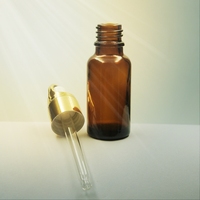 Bouteilles d'huile essentielle en verre ambré de 5ml à 100ml pour crème de soin de la peau et gouttes oculaires emballées dans des cartons