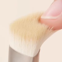 Pinceau correcteur plat triangulaire en poils synthétiques, manche en bois, tube en aluminium, outil de maquillage à marque privée, vente en gros, logo personnalisé