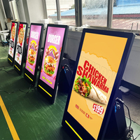 Écran LCD Totem OEM ODM 32 pouces lisible en plein soleil 2000 nits Lecteur multimédia intelligent Android pour menu de restaurant Affichage média DOOH