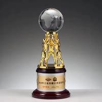 Cadeau d'entreprise personnalisé Trophée sportif Récompense tenant Globe en cristal poli Volley-ball Football Sports Trophy Award