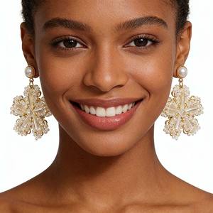 Pendientes <span class=keywords><strong>de</strong></span> Moda al por Mayor Hechos a Mano <span class=keywords><strong>con</strong></span> Piedras <span class=keywords><strong>de</strong></span> Cristal, Pendientes Impermeables <span class=keywords><strong>con</strong></span> Flores y Perlas, Accesorios <span class=keywords><strong>de</strong></span> Moda para Señoritas - Product Image 1