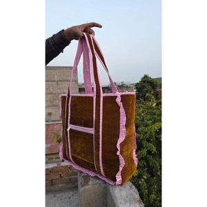 Bolsa de lona acolchada de algodón hecha a mano con estampado tradicional en bloques, elegante, duradera, ligera y espaciosa para viajes. - Product Image 3