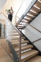 Villa-Innentreppe mit Doppelwangenkonstruktion, Mattschwarzer Stahlträger, Holzstufen, Maßgefertigtes Geländer
