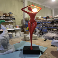 Lampadaire Sculpture de Serveur de Bienvenue, Lampe Statuette Post-moderne, Ornements Mannequin, Art Muséal, Lampe de Sol Rouge
