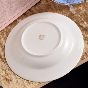 Service de vaisselle en céramique vintage de luxe européen, très demandé, pour mariage - Product Image 4