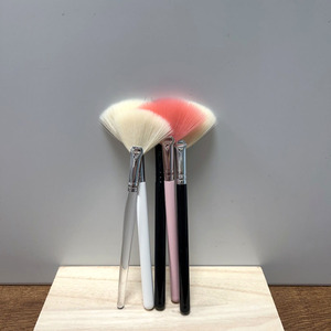 The Cloud Brush Tamaño mediano Suave Natural Fluffy Hair Fan Brush Mascarilla facial Highlight Pink Fan Facial Brush - Product Image 1