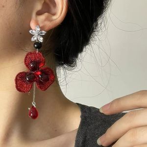 Magnifiques boucles d'oreilles à clous tendance rouges brodées <span class=keywords><strong>de</strong></span> sequins et <span class=keywords><strong>de</strong></span> fleurs à franges plaquées or, dégageant un charme doux et surnaturel pour les <span class=keywords><strong>femmes</strong></span> - Product Image 2